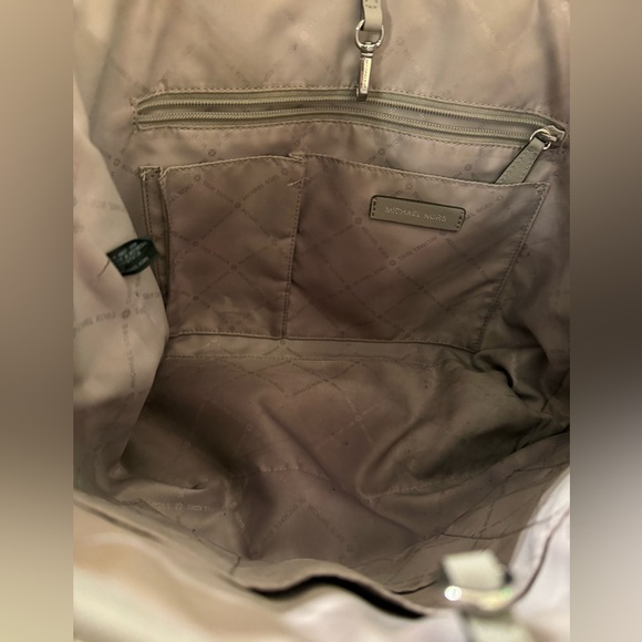 Michael Kors Jet Set Medium Lt Grey Carryall Tote Saffiano Leather EUC - Picture 10 of 17